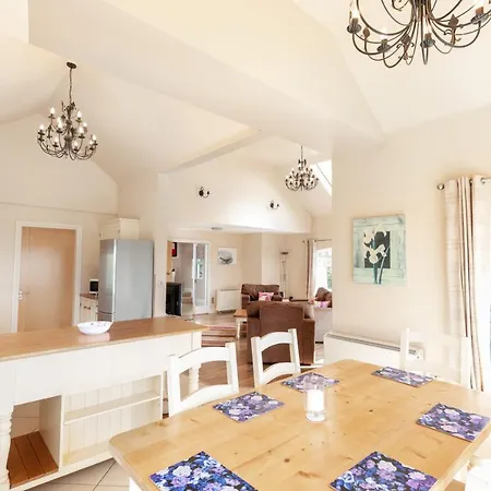 Holiday home Stunning 3-bed House In Dingle Emlagh East